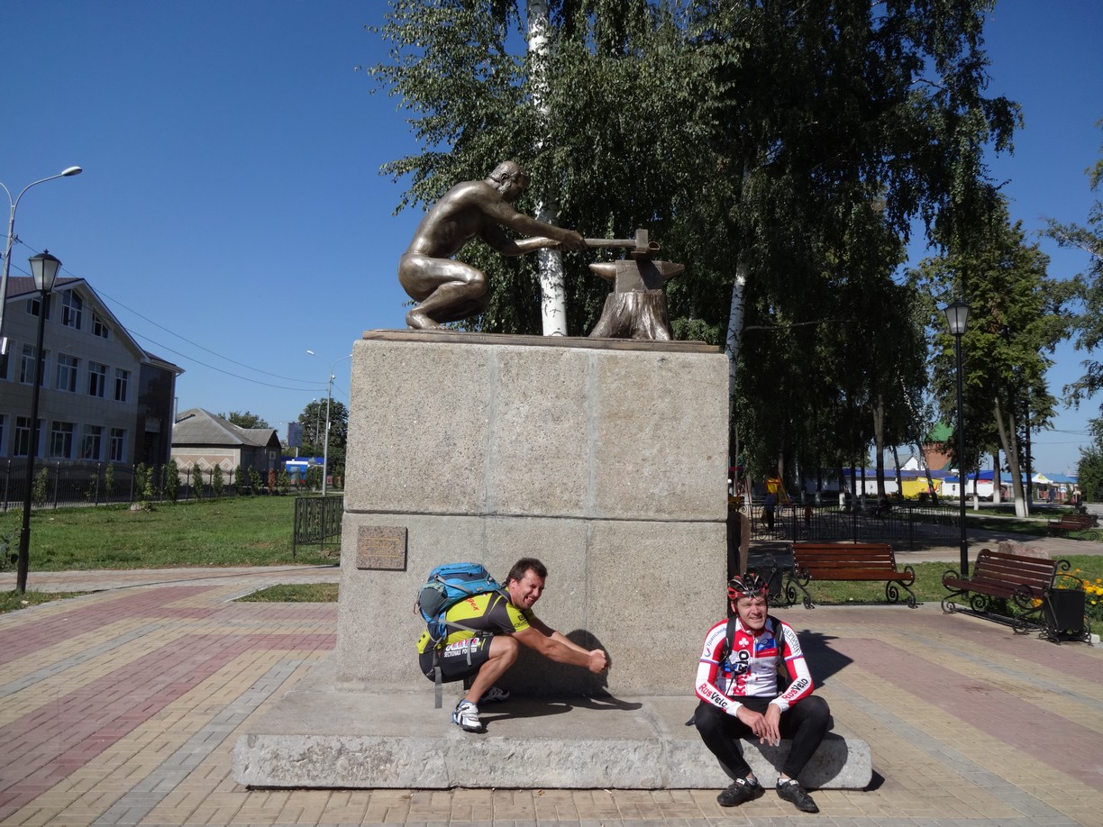 Панино. Памятник питекантропу.