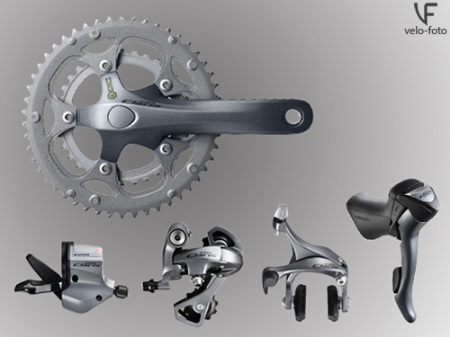 Shimano Claris.<br /><br />Новая группа от Шимано, по сути, та же 2300, только более универсальная. Отличия от младшей группы в том, что рычаги переключения уже имеют двойную конструкцию (Dual Control) с визуализацией скоростей, что позволяет использовать их и в нижнем, и в верхнем хвате, а каретка используется уже «окталинк», что приводит к улучшению жёсткости вала и снижению веса. Так же отличием является то, что задний переключатель способен работать со звездой до 32 зубьев, а в системе «дуал», помимо 52/39 и 50/34, так же доступно 46/36.<br /><br />Назначение тоже, что и у предыдущей группы, только данное оборудование помимо шоссейных велосипедов может устанавливаться на циклокроссы и гибриды.<br /><br />Группа включает в себя: тормоза, кассета, система, передний и задний переключатели, шоссейные шифтеры, шифтеры для прямого руля, втулки.