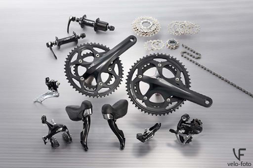 Shimano 105.<br /><br />Полупрофессиональная шоссейная группа оборудования. Надёжная, имеет очень точное переключение и долговечность. Выпускается в 2х цветах, имеет 2(3)х10 скоростную систему, переключатели с короткой и длинной лапкой. «Дуал контролы» не имеют визуализации скорости, но зато имеют внутреннюю прокладку тросиков. Вес компонентов ниже, чем у предыдущих групп. Доступны кассеты до 28 зубьев, и дуал системы компакт (50/34) и обычная (52/39). Начиная с этой группы и выше, тормоза уже идут с картриджами, что позволяет менять только саму «тормозную резинку», а не весь тормозной блок целиком. Идеальная группа для увлечённых любителей.<br /><br />Подходит для тренировок и участия в соревнованиях городского уровня, отличный выбор для тех, кто хочет купить велосипед, настроить его в начале сезона, и весь сезон кататься и не думать о том, что оборудование подведёт.<br /><br />Группа включает в себя: тормоза, кассету, цепь, систему, передний и задний переключатели, шоссейные шифтеры, переднюю и заднюю втулки, педали.