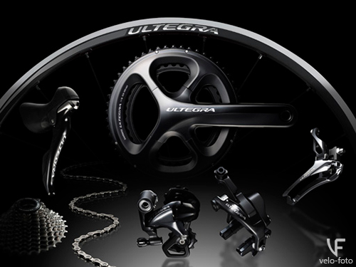 Shimano Ultegra.<br /><br />Профессиональная шоссейная группа оборудования. Имеет очень высокую надёжность, точность, долговечность. Группа имеет в своём распоряжении 2х11 скоростную трансмиссию, разброс кассеты достигает 11/32, при этом вес группы заметно легче, чем у 105й. Задние переключатели есть как с короткой, так и с длинной лапкой, «пистолеты» имеют внутреннюю прокладку тросиков и аналогично 105й не имеют визуализации. Звёзды системы имеют универсальное крепление, что позволяет ставить звёзды любого размера, и без лишних проблем ставить ту систему, которая нравится (53/39, 50/34, 52/36, 46/36) на одни и те же крепления. В этой группе используются самые передовые технологии, тормоза улучшенной конструкции, новая конструкция цепи, карбоновые тормозные ручки.<br /><br />Группа предназначена для участия в соревнованиях и каждодневных тренировок.<br /><br />Группа включает в себя: тормоза, кассету, цепь, систему, передний и задний переключатели, шоссейные шифтеры, переднюю и заднюю втулки, педали, колёса.<br /><br />P.S. Так же, здесь же, хотелось бы отметить группу Shimano Cyclocross. Это даже скорее не группа, а набор из переднего переключателя и системы. Система есть СХ70 которая соответствуют по качеству исполнения оборудованию Ultegra, а есть СХ50, которая ближе к Tiagra. Отличие этих компонентов в том, что они имеют лучшую производительность в грязи. Так же, в эту группу входят кантиливерные тормоза. Система и переключатель 2х10 скоростные. Предназначена эта группа, как должно быть понятно из названия, для циклокроссовых велосипедов.