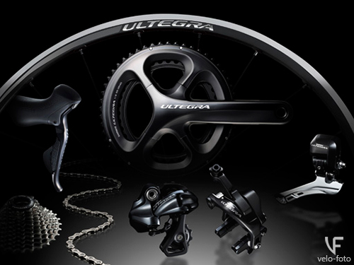 Shimano Ultegra Di2.<br /><br />Профессиональная шоссейная группа, имеющая электронное переключение. В принципе это обычная «ультегра», только переключение передач осуществляется электроникой. Немного отличаются компоненты этой группы, «дуал контролы» имеют более простую конструкцию, меньший вес и меньшую цену, потому как по сути служат всего лишь тормозными ручками с «кнопками», передний и задний переключатели имеют более сложную и громоздкую конструкцию, более того, между компонентами проходят специальные тросики и на раме (или внутри неё) устанавливается дополнительный блок, который включает в себя аккумулятор, который приводит в действие переключатели. Плюсами «электроники» является то, что гонщику можно больше сосредоточится на гонке, а не на переключении, минусом же является то, что если переключение «заглючит», то придётся всё перенастраивать, когда как на механике можно просто немного «подтянуть» переключение в ручную. Так же на Ultegra Di2 можно «повесить» гидравлические дисковые тормоза, которые особенно будут актуальны в циклокроссе.