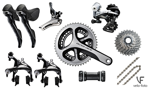 Shimano Dura Ace.<br /><br />Топовая профессиональная группа оборудования для шоссе, предназначена для соревнований, благодаря применению титана и карбона имеет очень высокую надёжность и низкий вес, проверена и на шоссе, и в грязи. Как и ультегра имеет универсальное крепление для всех размеров под звёзды системы. Группа имеет улучшенное уплотнение на втулках. Улучшенная конструкция тормозов для лучшей модуляции и торможения. Разброс кассеты может достигать 11/28.   Данная группа включает в себя 3 подгруппы:<br /><br />— Механика. Классическая группа, механическое переключение. В этой группе инженеры Shimano уменьшили ход переключения, улучшили переключение на всём диапазоне, сделали его более равномерным.<br /><br />— Электроника (Di2). По аналогии с Ultegra, электро группа, шифтеры имеют улучшенную эргономику и улучшенную «обратную связь».<br /><br />— Группы для триатлона и трэка. Здесь я думаю расписывать смысла нету. Каждая из групп имеет своё назначение, для триатлона улучшенная аэродинамика компонентов, для трэка сниженный вес и использовать соответствующих передач. Группа включает в себя:  тормоза, кассету, цепь, систему, передний и задний переключатели, шоссейные шифтеры, втулки, педали, и большое количество разнообразных модификаций колёс.<br /><br />источник: http://velo-foto.ru