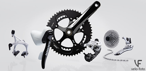 Sram Apex.<br /><br />«Младшая» шоссейная группа компонентов Sram. Почему слово младшая взято в ковычки? Да потому, что если сравнивать с Shimano, то эта группа стоИт по уровню где то между Tiagra и 105, ближе ко второй. Судите сами, система идёт только дуал, доступны соотношения 48/34, 50/34 и 53/39. Максимальный разброс кассеты составляет 11/32, при этом доступны 2 типа задних переключателей, обычный, который работает с кассетой до 11/28 и WiFli, который работает с кассетой до 11/32. Тормоза идут сразу со сменными картриджами. Пистолеты идут с внутренней прокладкой тросиков. Кстати о пистолетах, Пистолеты всех групп Sram имеют совсем другую конструкцию и принцип работы:<br /><br />— Пистолеты Shimano работают так: для подъема на большую звезду мы давим на тот же рычаг которым тормозим, только тормозим мы придавливая его к себе, а переключаем движением внутрь (к центру велосипеда), а для сброса передачи давим на маленький рычаг, который находится под большим и который обычно пластиковый.<br /><br />— Пистолеты Sram работают так: для сброса на меньшую звезду мы давим на нижний рычаг внутрь, до щелчка, а если нам нужно поднять цепь на бОльшую звезду, мы давим на тот же рычаг, только дальше, до появления второго щелчка, т.е. все манипуляции делаются одним и тем же рычажком.<br /><br />Плохо это или хорошо? Это каждый сам для себя решает, для того, чтобы понять, что удобнее, нужно попробовать и то, и другое.<br /><br />При этом, самое главное, весь групсет Sram Apex по стоимости выйдет чуть-чуть дешевле чем Shimano 105, при этом по весу он будет намного (около 15%) легче 105, и лишь немногим (около 3-4%) будет уступать Shimano Ultegra. Группа доступна в двух цветах, чёрный и белый.<br /><br />Предназначена группа примерно для тех же целей, для которых служит Shimano Tiagra.