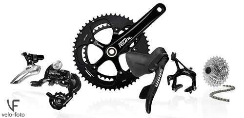 Sram Rival.<br /><br />Полупро от Sram. В отличии от «младшей» группы в Rival используются более лёгкие компоненты, что делает ей вес легче Ультегры. Эта группа, как и предыдущая, использует 2х10 передачи, с задними переключателями 2х типов, под 11/28 и 11/32 кассеты, из систем доступны 53/39, 52/38, 52/36, 50/36, 50/34, 46/38.  В этой группе используются карбоновые тормозные ручки, более прочная и лёгкая система, и все технологии, заимствованные из старших групп, что является гарантией точного переключения и высокой надёжности компонентов. Имеет цену, где то на 25% выше, нежели у Apex, но примерно на 15% ниже, чем у Ultegra, при этом весит меньше, чем Ultegra. Аналог этой группы у Shimano, как наверно уже все поняли, Ultegra, с той лишь разницей, что Rival 2х10, а не 2х11.<br /><br />Данная группа идеальна для каждодневных тренировок и даже участия в соревнованиях, а благодаря большому разнообразию систем, данная группа будет отличным выбором для циклокросса.