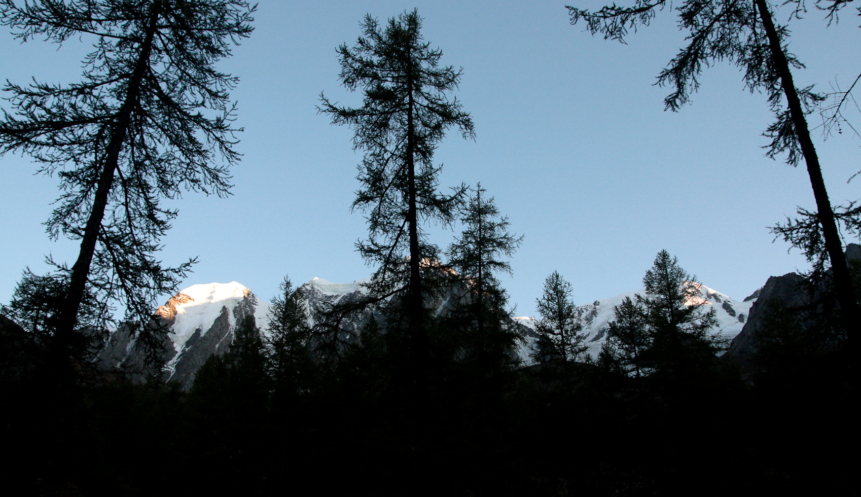 в окружении заснеженных вершин!