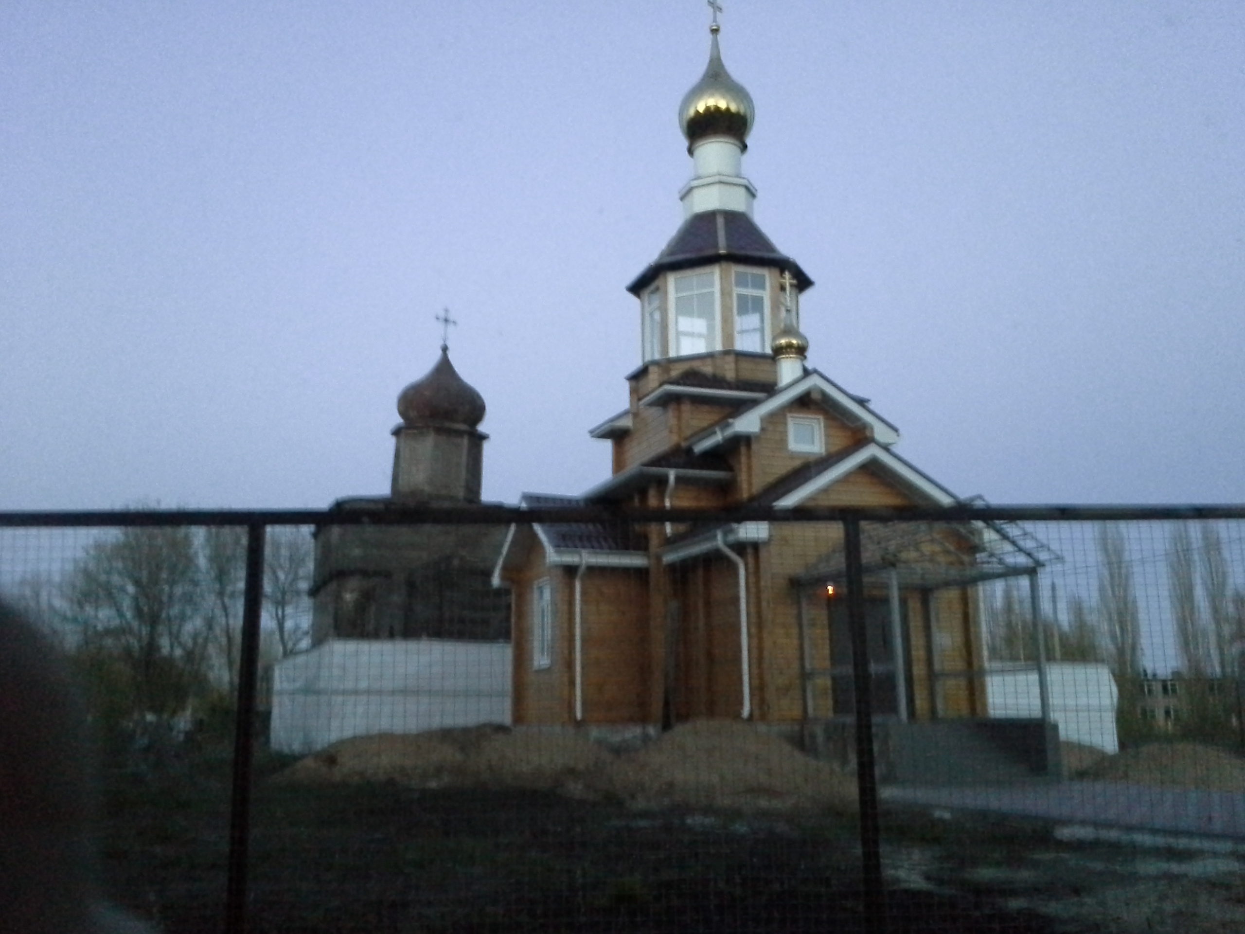 Церковь в Горенских Выселках (налево)