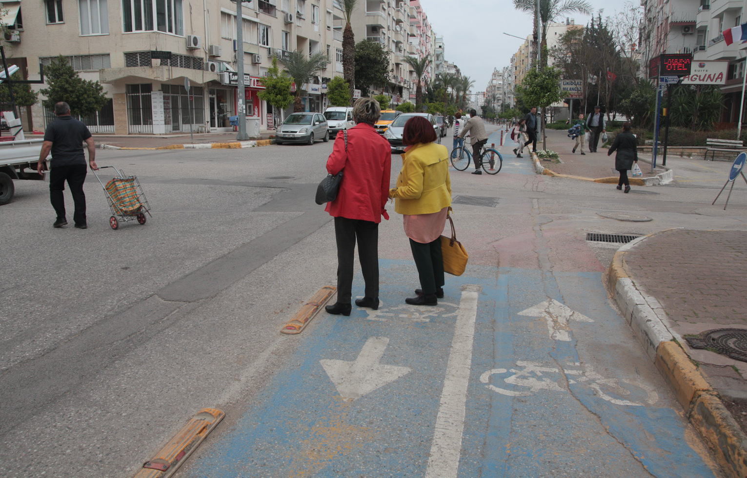 Велодорожки -- безопасные, пока не доедешь до перекрестка -- турецкие водители не особо аккуратны