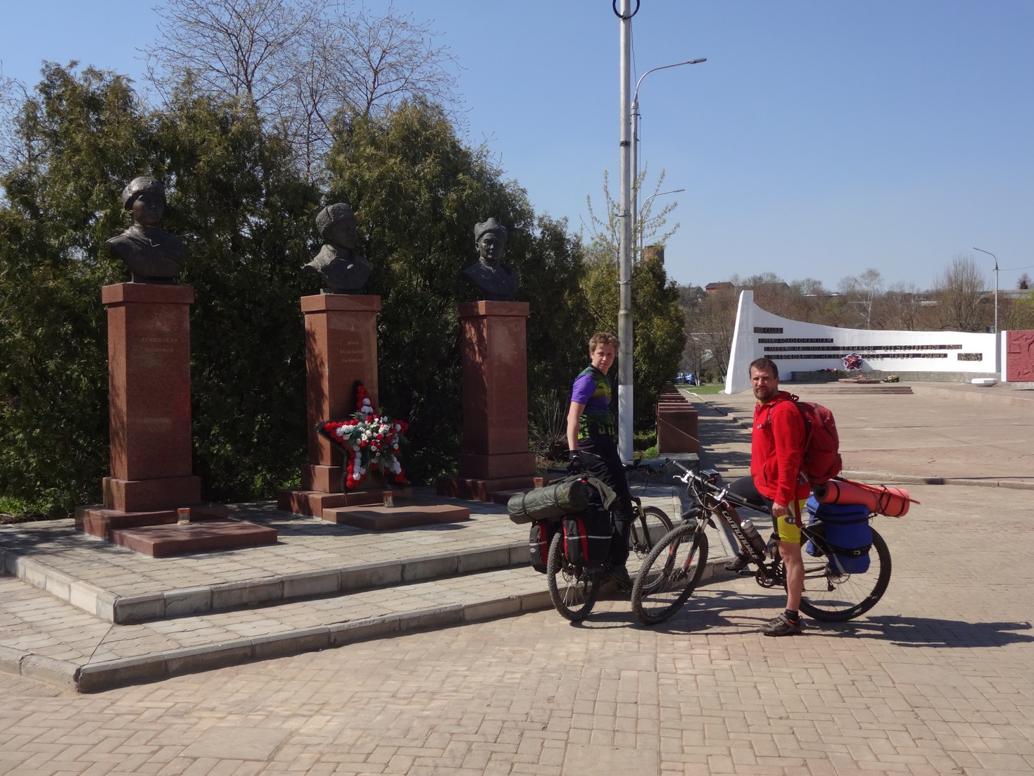 Волоколамск. Вечный огонь и братская могила.
