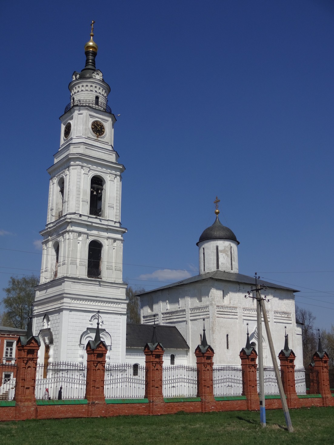 Волоколамск. Храм вроде как 15 века, колокольня пристроена позже.