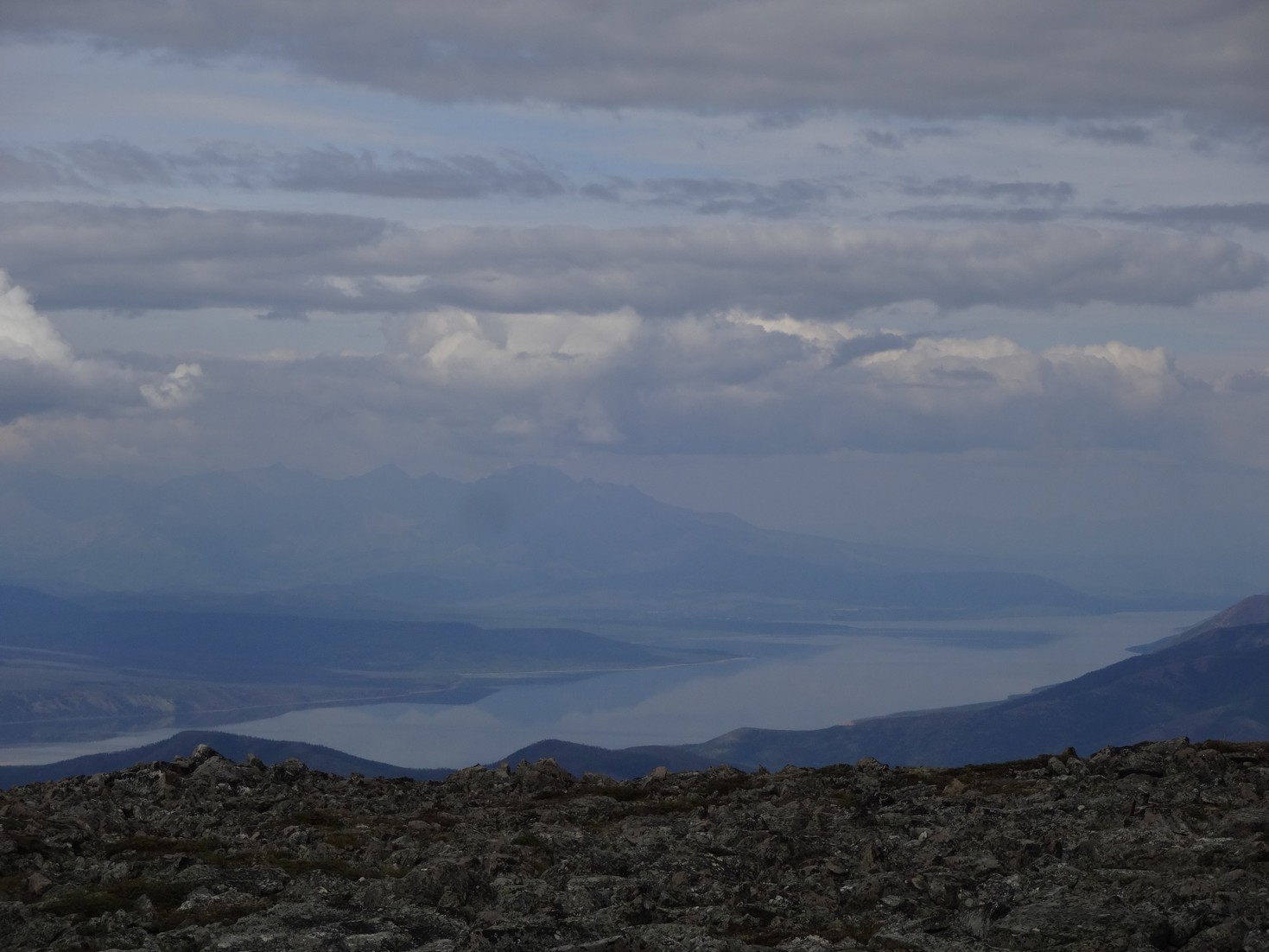 Колымское вдхр. Над ним слева горная гряда, среди которой известный весьма пик Абориген. Где-то за ним прячется озеро Джека Лондона