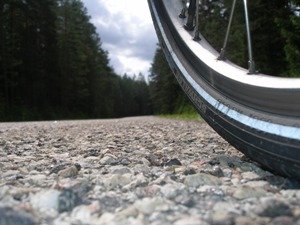 С таким покрытием дорог в Эстонии довольно много - для машин это конечно супер (сцепление с дорогой отличное), для велосипеда накат по такому покрытию плоховат.