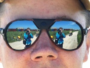 В моих очках отразилось все: и Андрей, и Володя, а на заднем плане страусиная ферма на Арабатской Стрелке.