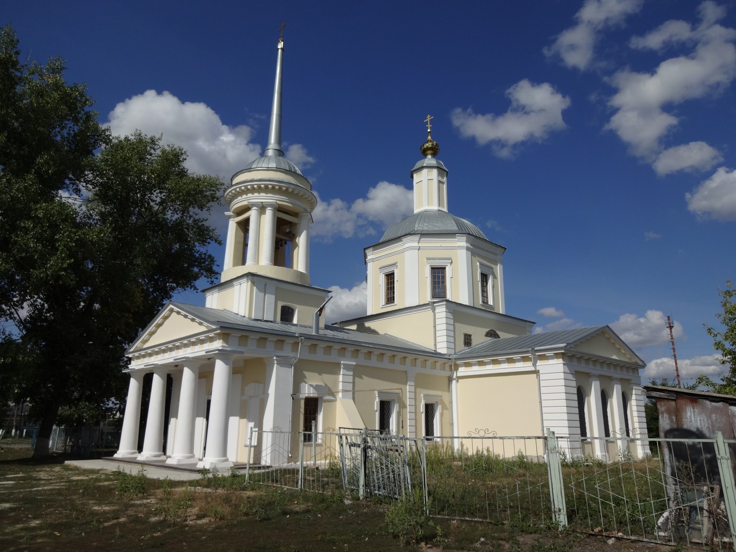 Церковь в Колбино отреставрировали, теперь она красивишная.