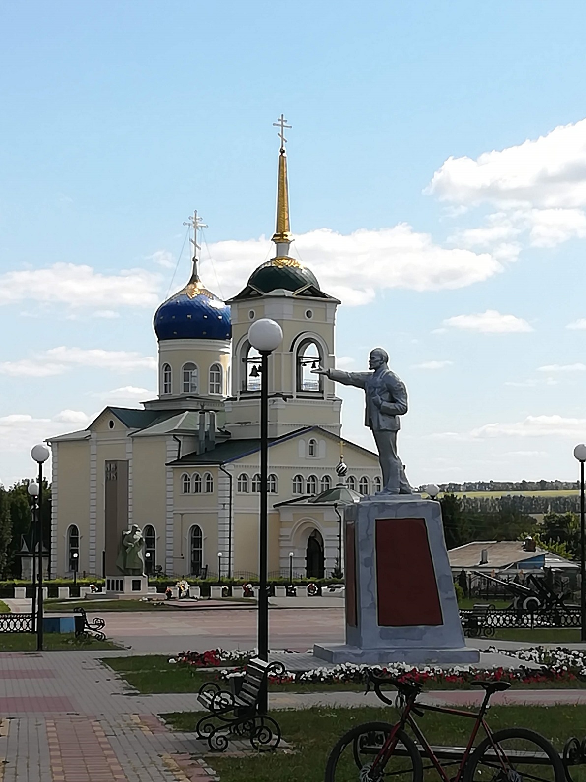 Колокольчик на ладошке Ленина. После этого в голове играет &quot;Лилипутская любовь&quot; (Ногу Свело)