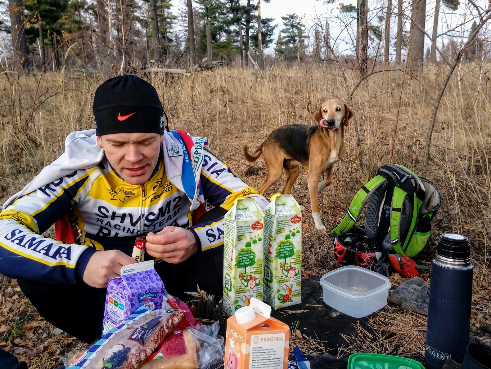 Олег взял еды на 3 дня (не меньше), и собака как-бы намекает, что нужно делиться)