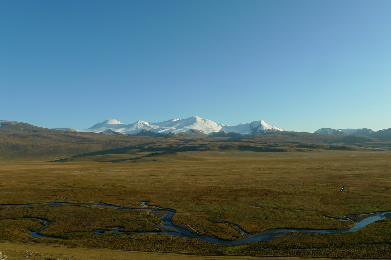 Хребет Южный Алтай. Массив горы Найрамдал 4300 (у неё ещё десятки названий, это хоть и новодельное, зато самое благозвучное)
