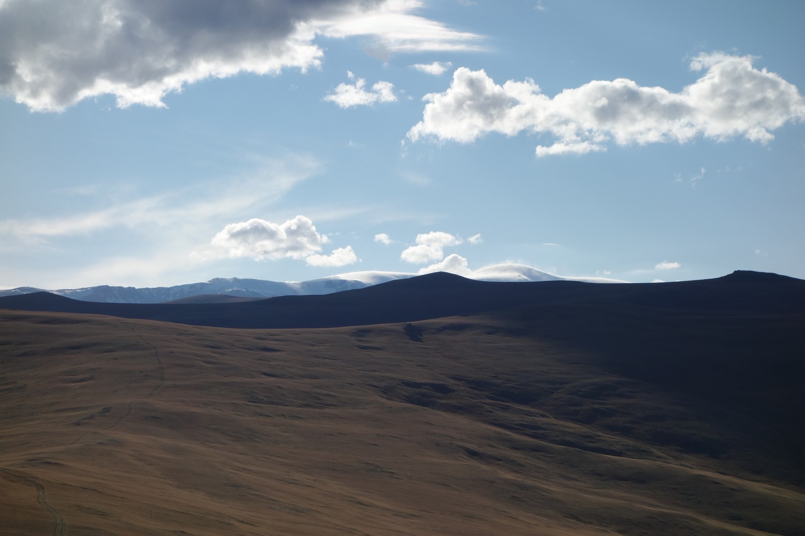 Главная гора всей Тывы - Монгун-Тайга (серебряная вершина). Не очень-то она нас баловала своим вниманием, постоянно куталась в тучи