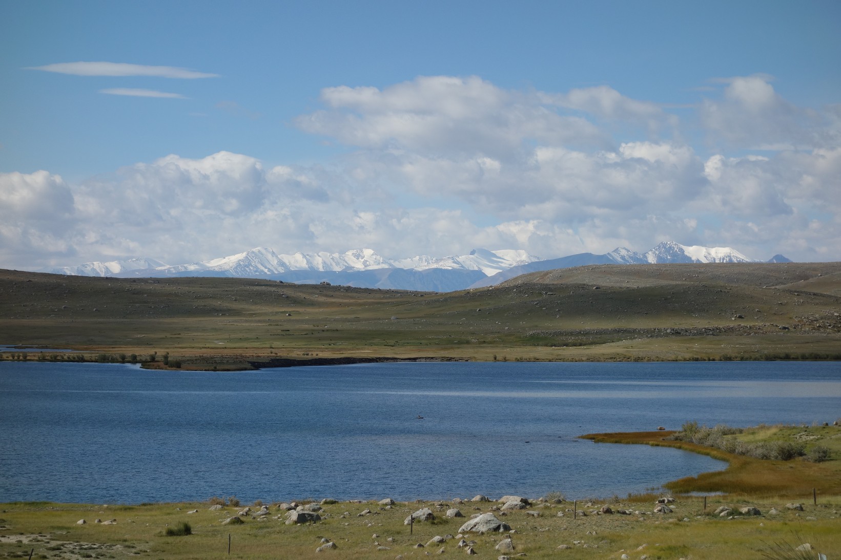 Монгольское озеро и массив г. Тургэн-Ула