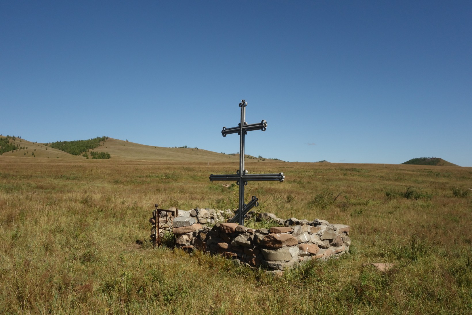 Памятный крест на месте бывшей деревни Капчеранка. Была почтовая станция на тракте.