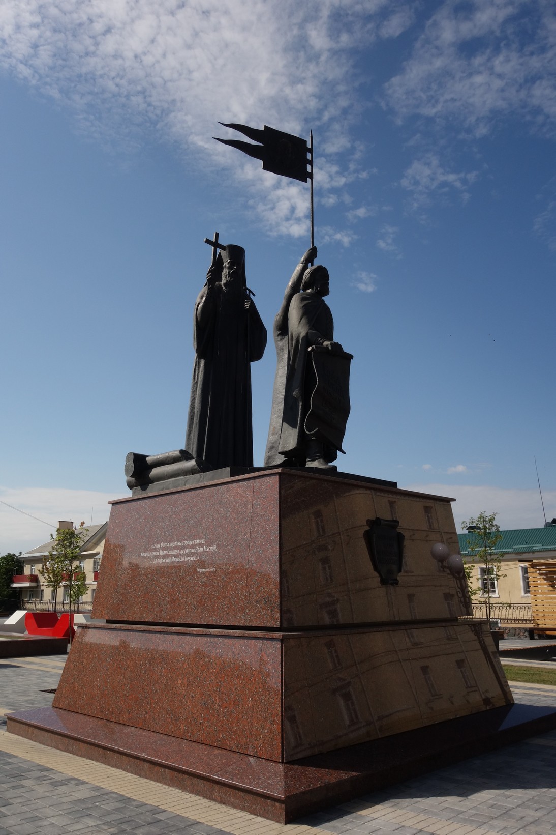 Памятник основателям-москвичам. С большой вероятностью, город как укрепление основан был раньше, во времена литовского господства в этих краях, а может, и ещё раньше