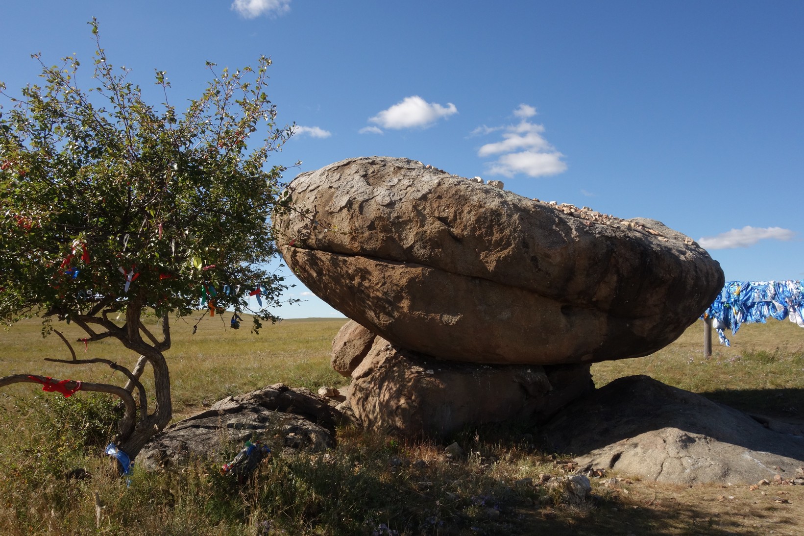 Тогоон-шулуун, камень-котёл, котёл Чингисхана - священное место. Один из нескольких останцев на берегах Онона