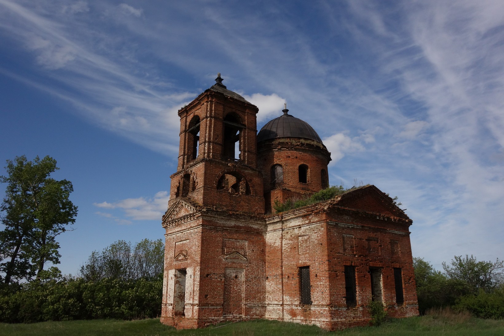 Одиноко стоит в степи