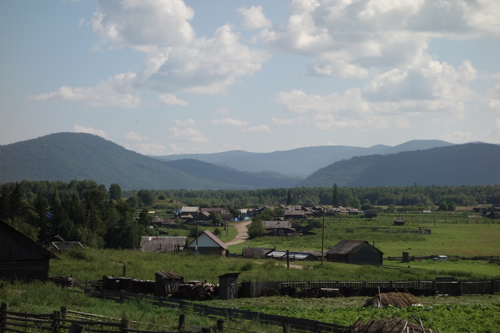 Село Аца, красиво завёрнутое в горы. Последнее на много дней вперёд