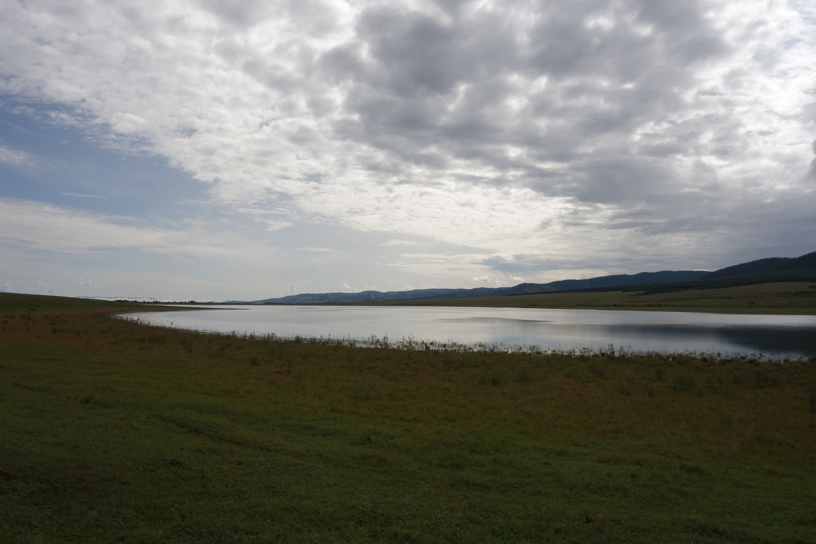 Более типичные для локации мелкие степные озёра у села Алтан. Находятся под охраной Сохондинского заповедника, который совсем рядом, но в горах