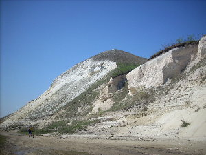 а горы вздымаются под самые тучи.