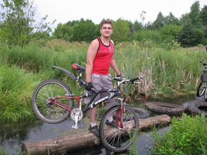 Rock балансирует на бревне с велом)