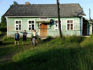Дорога закончилась и теперь по грунту, точнее по рельсам, так как дороги нет