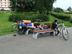 Немного сна после обеда на лавках в парке в Новгороде