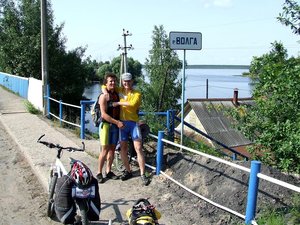 Переезжаем р.Волга, нас. пункт называется Дедовщина, вроде так (под рукой карты нет) Тверская обл.