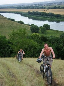 На бугор лезь реально с велом, проверено. Кому будет тяжело, я лично затащу туда ваши велы ;)