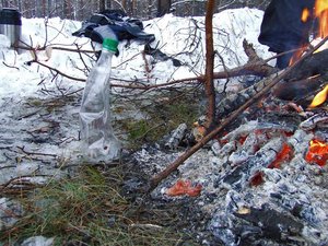 Оставили рядом с костром бутылку
