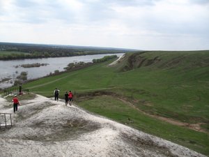 Паломники на могиле Тулебердиева