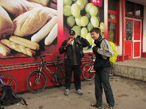 1.jpg (243.62 КБ) 7815 просмотров В рамонском Магните закупились провиантом и сразу накинулись на него