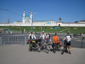 Мы на фоне Казанского кремля