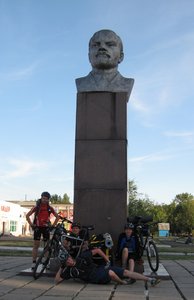 И снова Таловое - памятная фотка с Дедушкой. Вернее с его бюстом