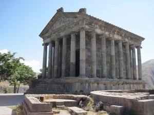 Гарни - греки построили. А в 1960 году после землетрясения по камушку восстановили.
