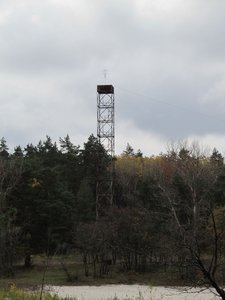 Вышка, на которой устроили антенну и опутали колючей проволокой