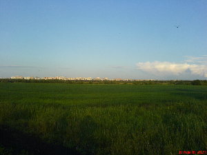 С правого фланга приближается бомбардировщик-ласточка