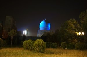 Так подсвечивают купола в Самаркандском Регистане.