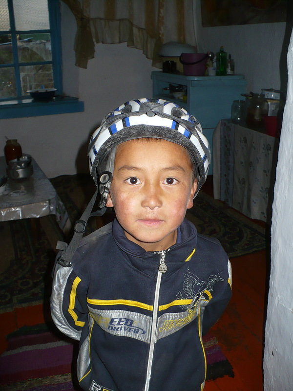Вот такой он маленький киргиз в моем шлеме. Позирует, пока сестра наливает айран.