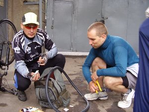 Впрочем, далеко уехать сразу не получилось. Камрад (извиняйте засранца, имена запоминаю сложно хоть убей) проколол колесо и все вынужденно остановились около цирка.