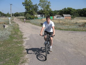 Сзади накатывает молодежь