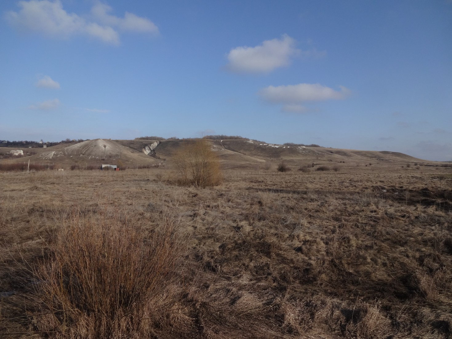 Белая гора под Ивановкой. Там наверху парапланеристы, но их не видно.