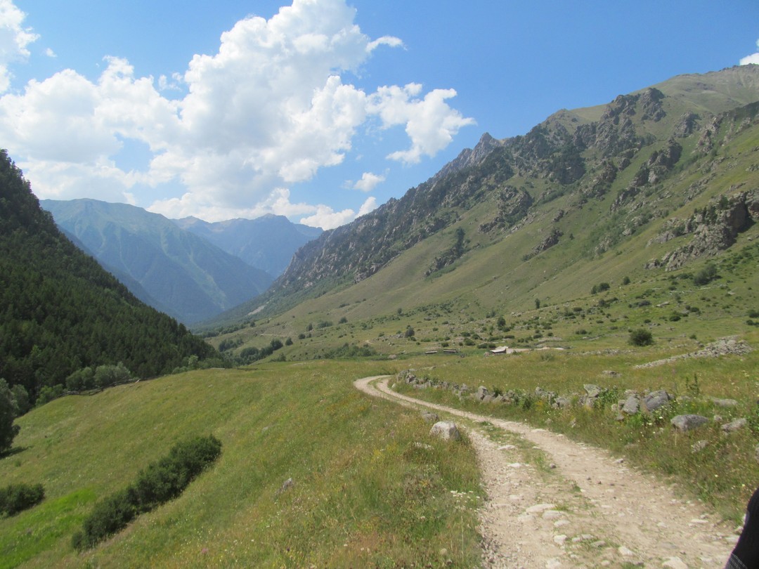 То ли спуск в Хурзук, то ли уже подъём