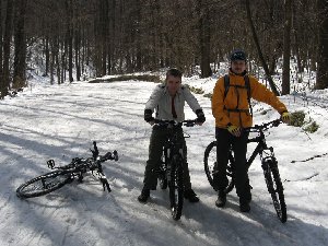 Вот с такими сурьезными лицами мы отправились к роднику.
