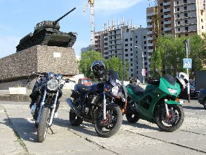 3 мотоцикла и танк. Вот Кто.